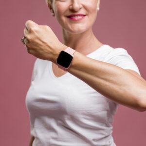 middle-aged-woman-with-fitness-tracker-300x300 Tecnologia Vestível nos Negócios: A Nova Revolução Digital